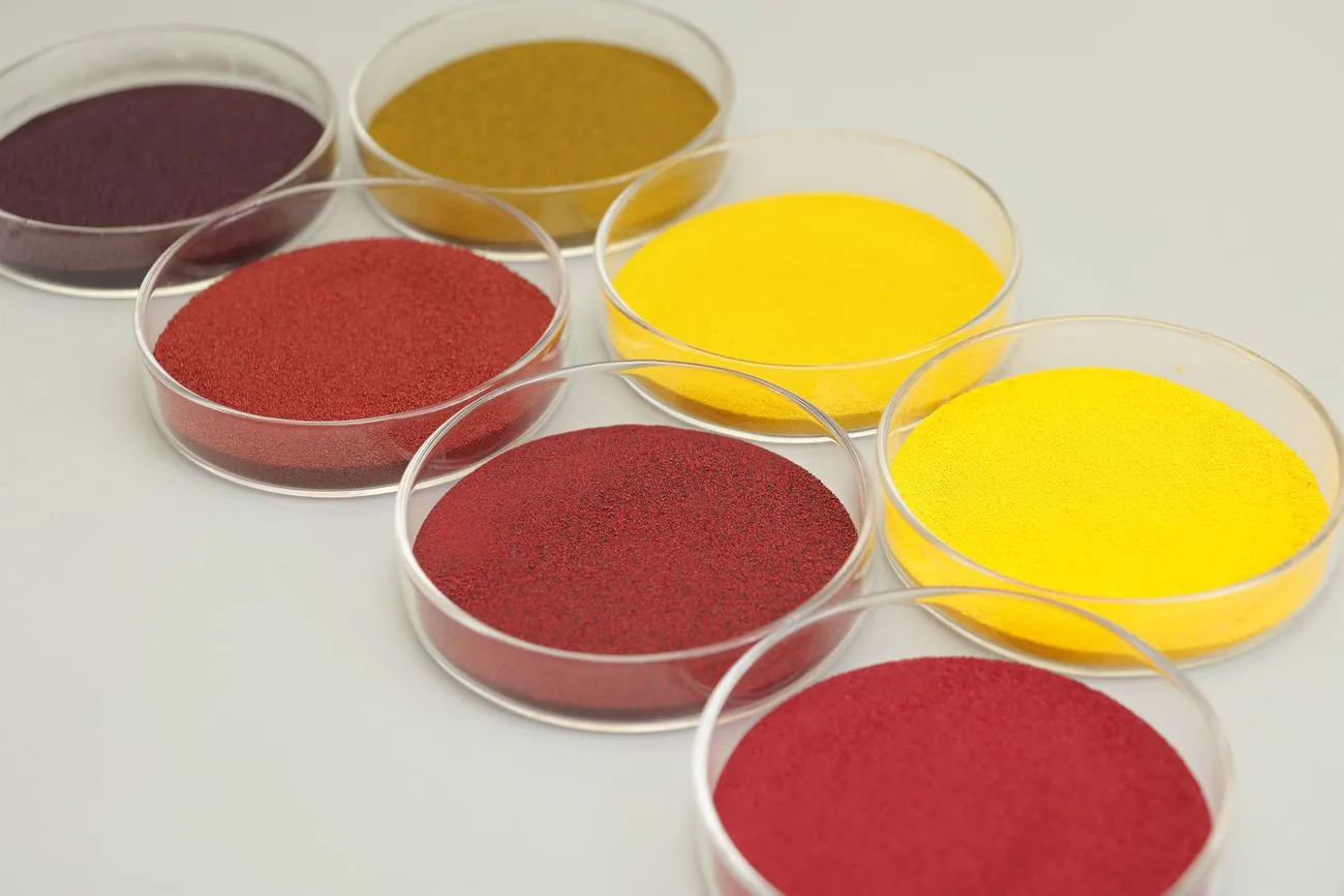 Real dishes of DNS disperse fluorescent dye powders